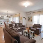 Dom wakacyjny Three-bedroom In Prolozac Donji Donji Proložac