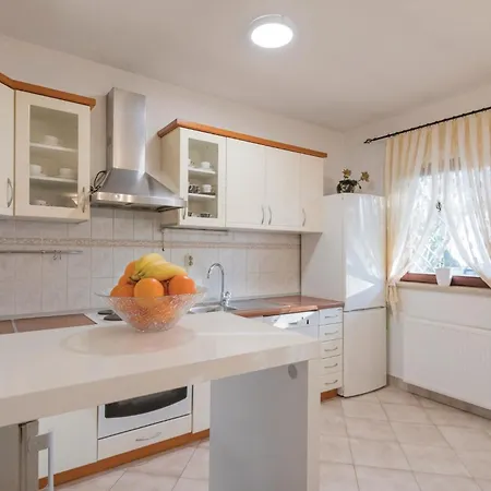 Three-bedroom In Prolozac Donji Feriehus