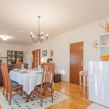 Three-bedroom In Prolozac Donji Dom wakacyjny *