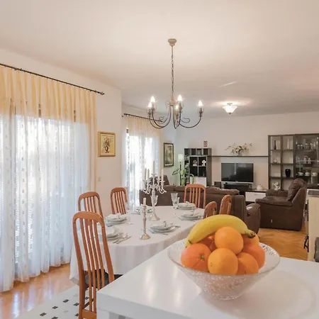 Three-bedroom In Prolozac Donji Feriehus *