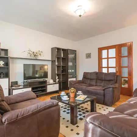 Three-bedroom In Prolozac Donji * Donji Proložac