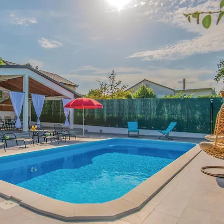 Three-bedroom In Prolozac Donji