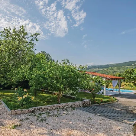 Three-bedroom In Prolozac Donji Donji Proložac